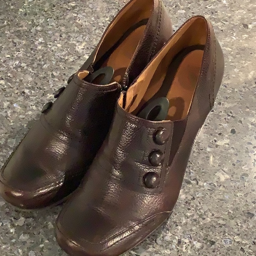 Nurture “Leon” clogs size 9